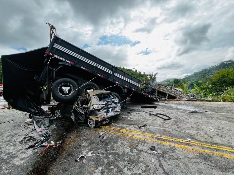 Sobe para 38 o número de mortos em acidente com ônibus, carreta e carro em Minas Gerais