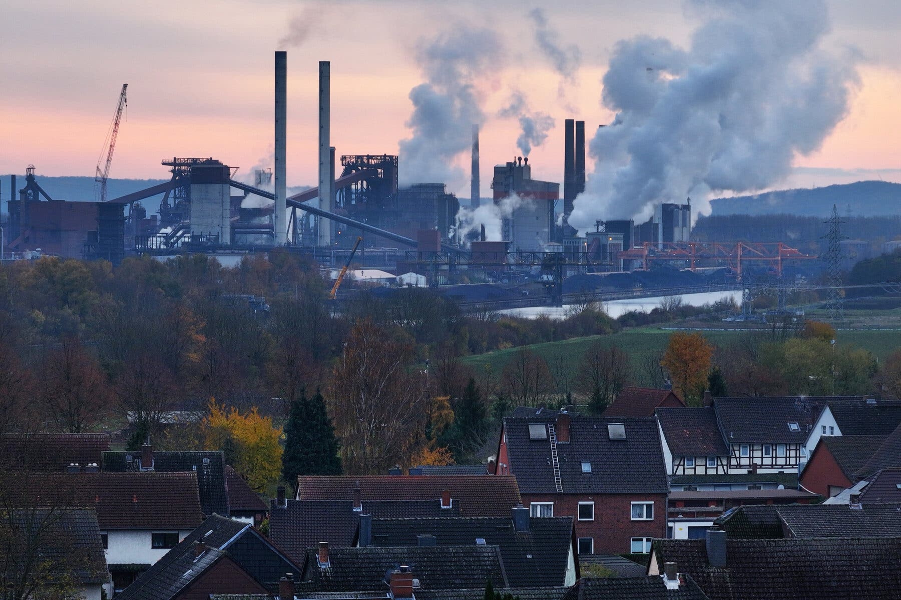 Bancos dos EUA deixam aliança climática global, gerando preocupação entre ativistas e sobre o futuro sustentável do planeta