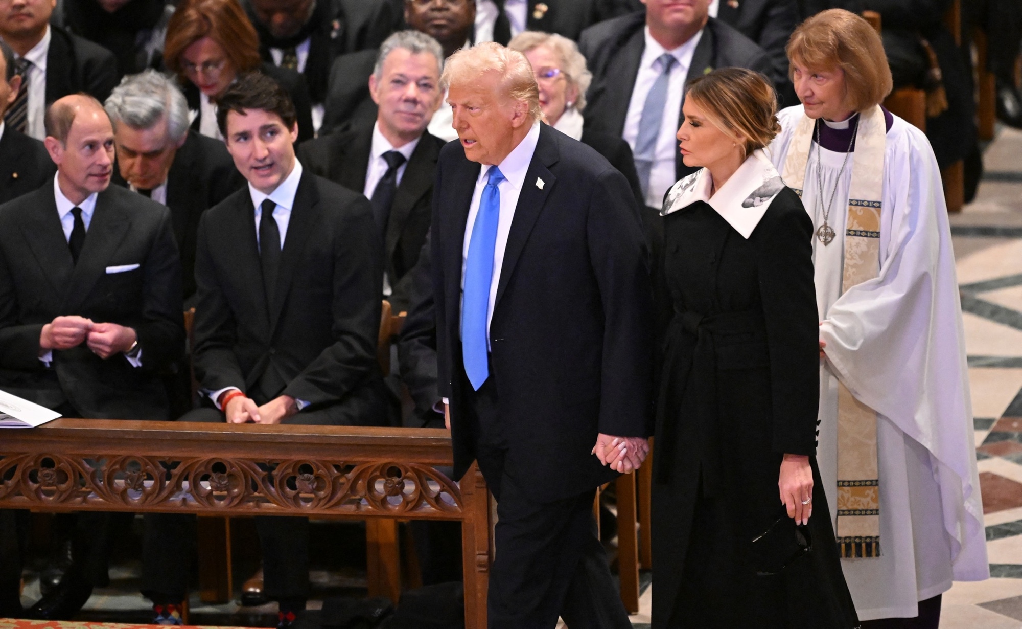 Trump e o primeiro-ministro do Canadá, Trudeau, se encontram no funeral de Carter sem cumprimentos em meio à tensão política