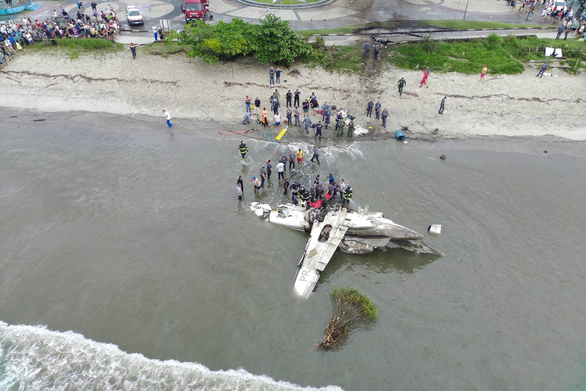 Mulher em estado grave após acidente de avião em Ubatuba; crianças e pai estáveis