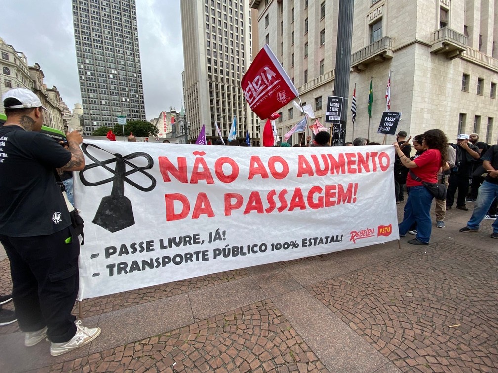 Manifestantes fazem protesto contra aumento da tarifa do transporte público na capital: “Aê, Tarcísio, vou te falar: abaixa o preço ou SP vai parar”