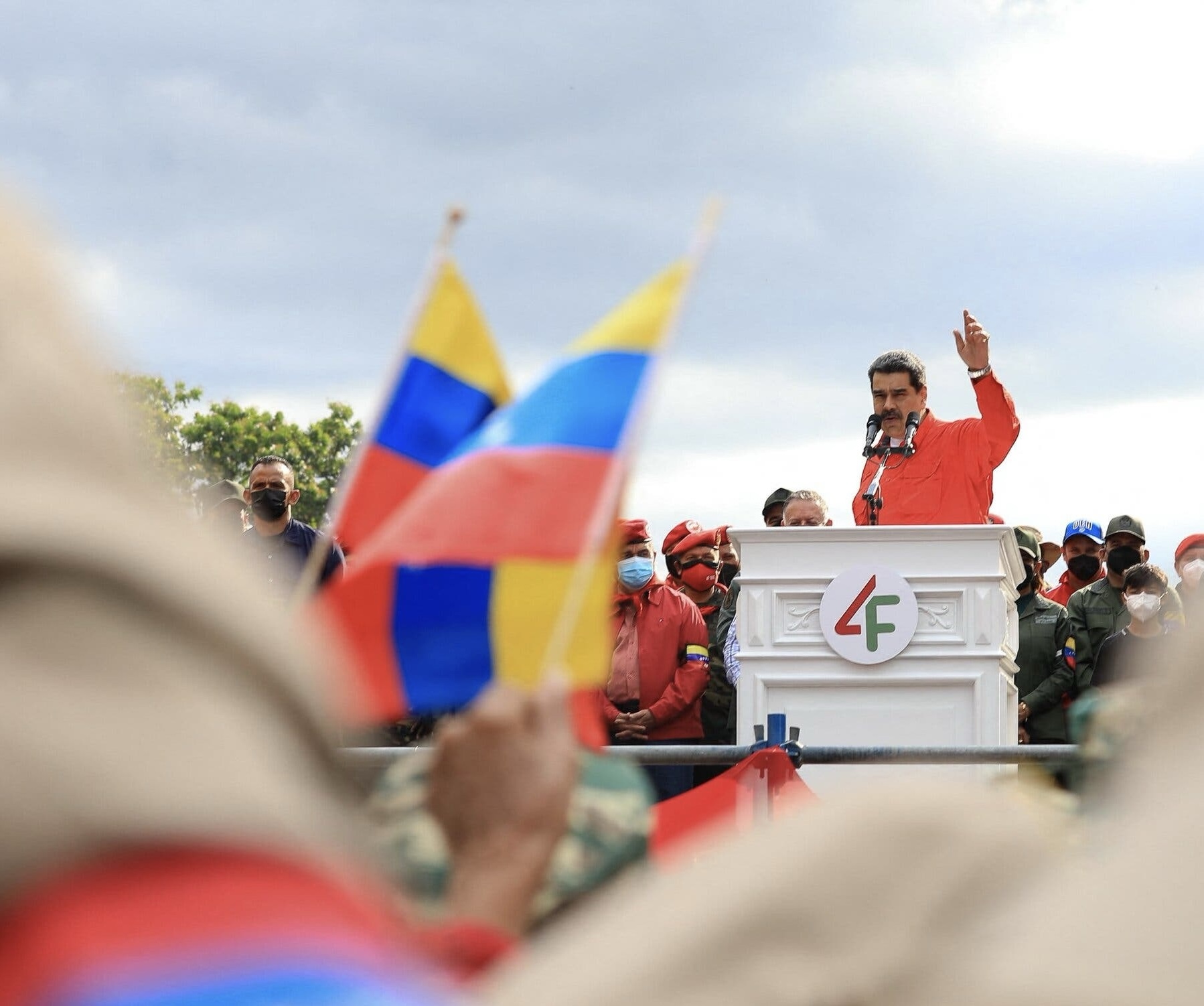 Detenção de María Corina e repressão a opositores ofuscam posse de Maduro; regime ameaça abater aviões de opositores que pousarem em Caracas