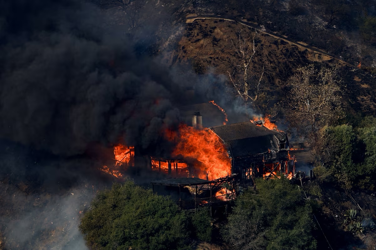 Incêndio devastador em Los Angeles ameaça bairros de luxo onde residem LeBron James, Arnold Schwarzenegger e Kamala Harris