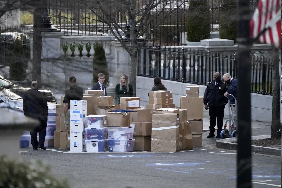 Biden deixa o cargo envolto em controvérsia sobre documentos confidenciais dos EUA