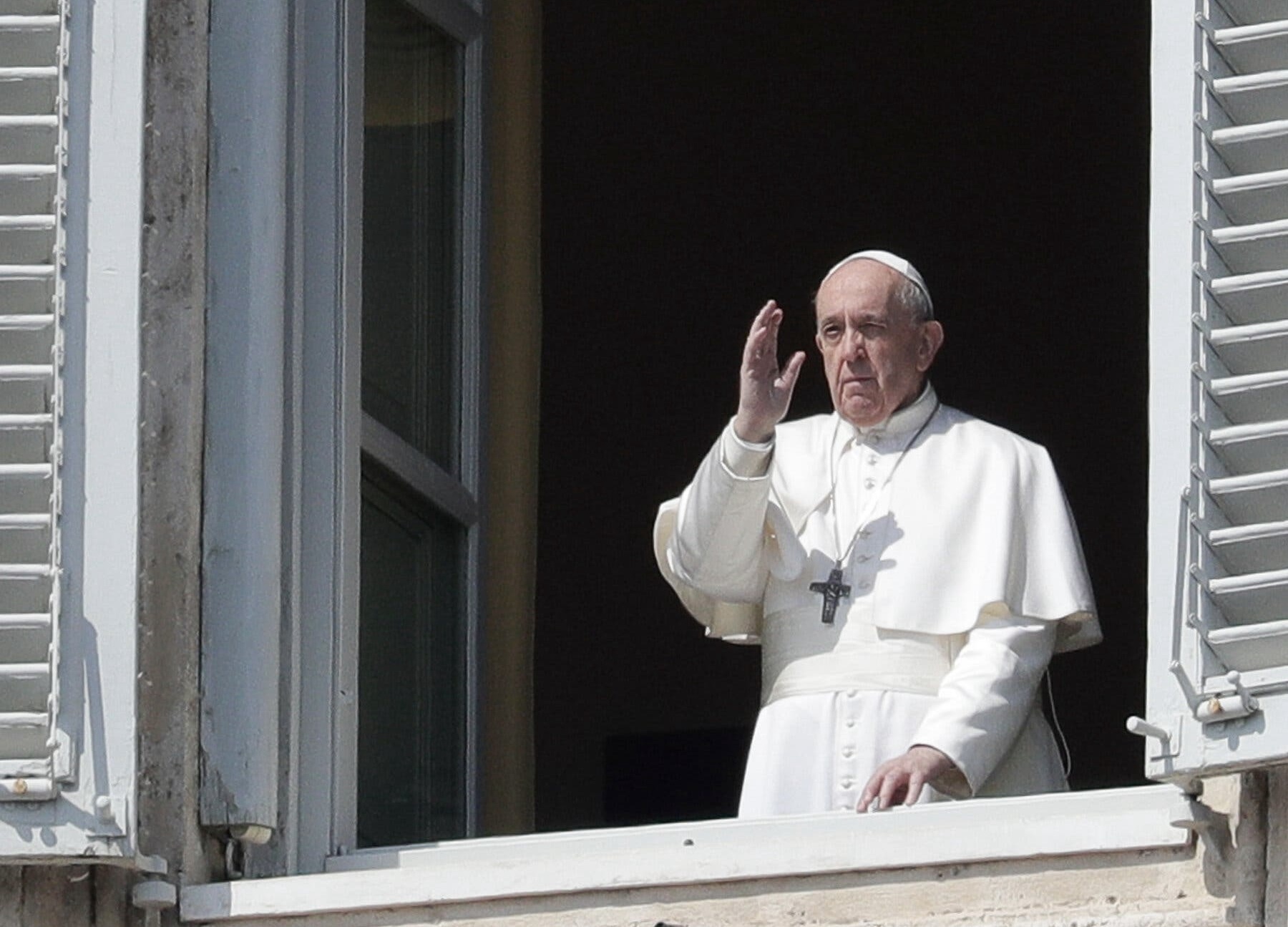 Papa Francisco sofre queda e machuca o braço, informa o Vaticano