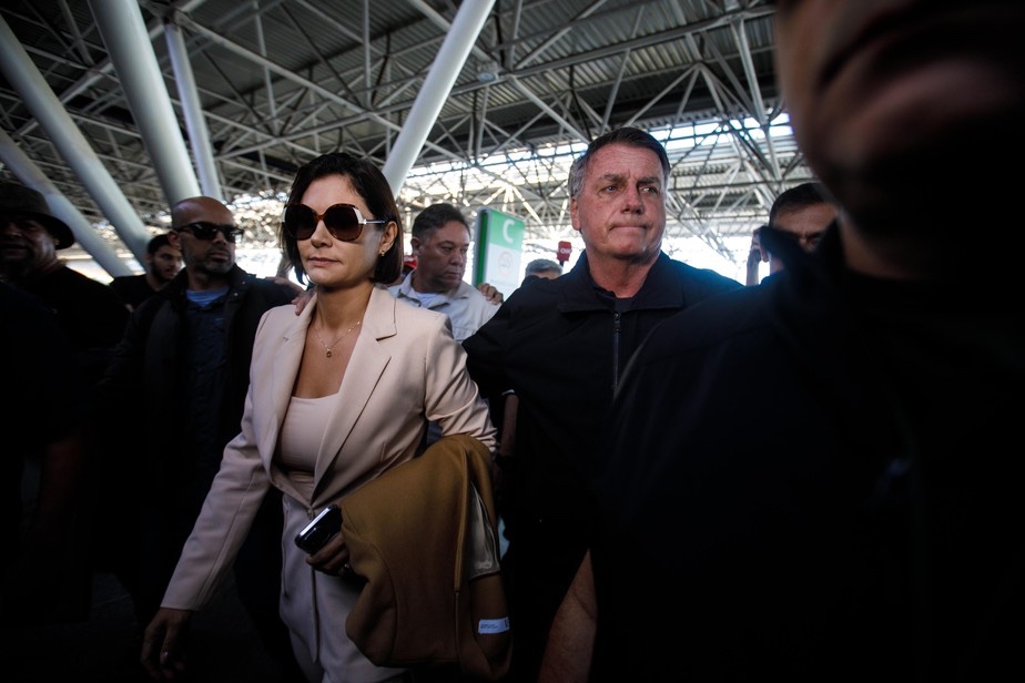 Impedido de ir aos EUA, Bolsonaro deixa Michelle no aeroporto e chora: “estou abalado, é uma perseguição política”