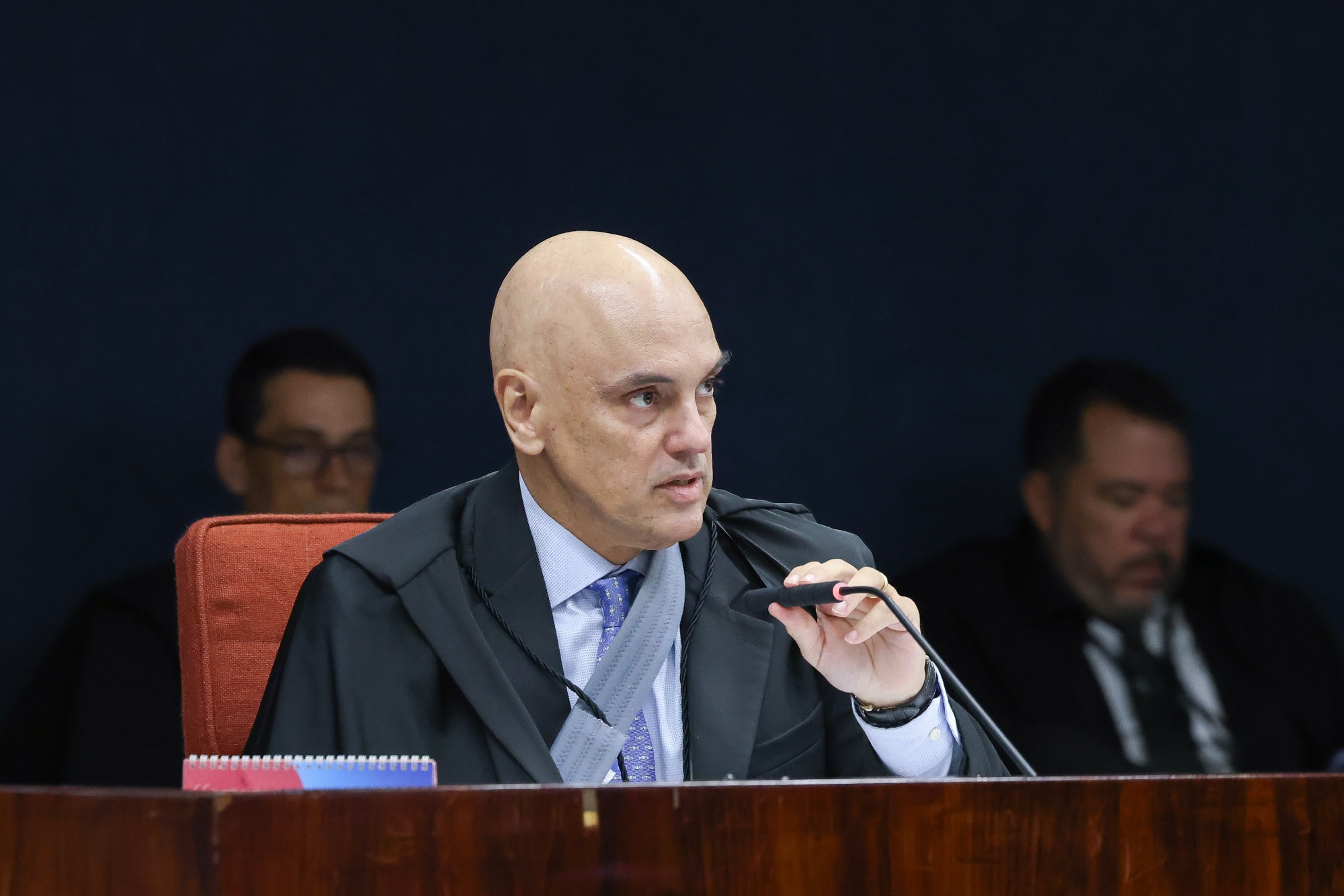 Alexandre de Moraes passa por cirurgia e comparece com tipoia ao STF