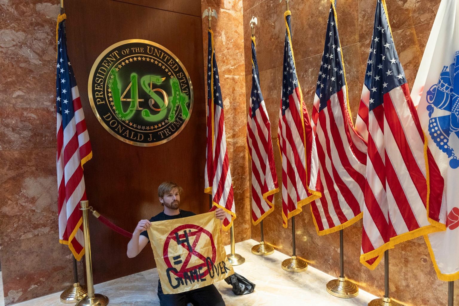 Homem é detido após pichar símbolo presidencial na Trump Tower em protesto climático