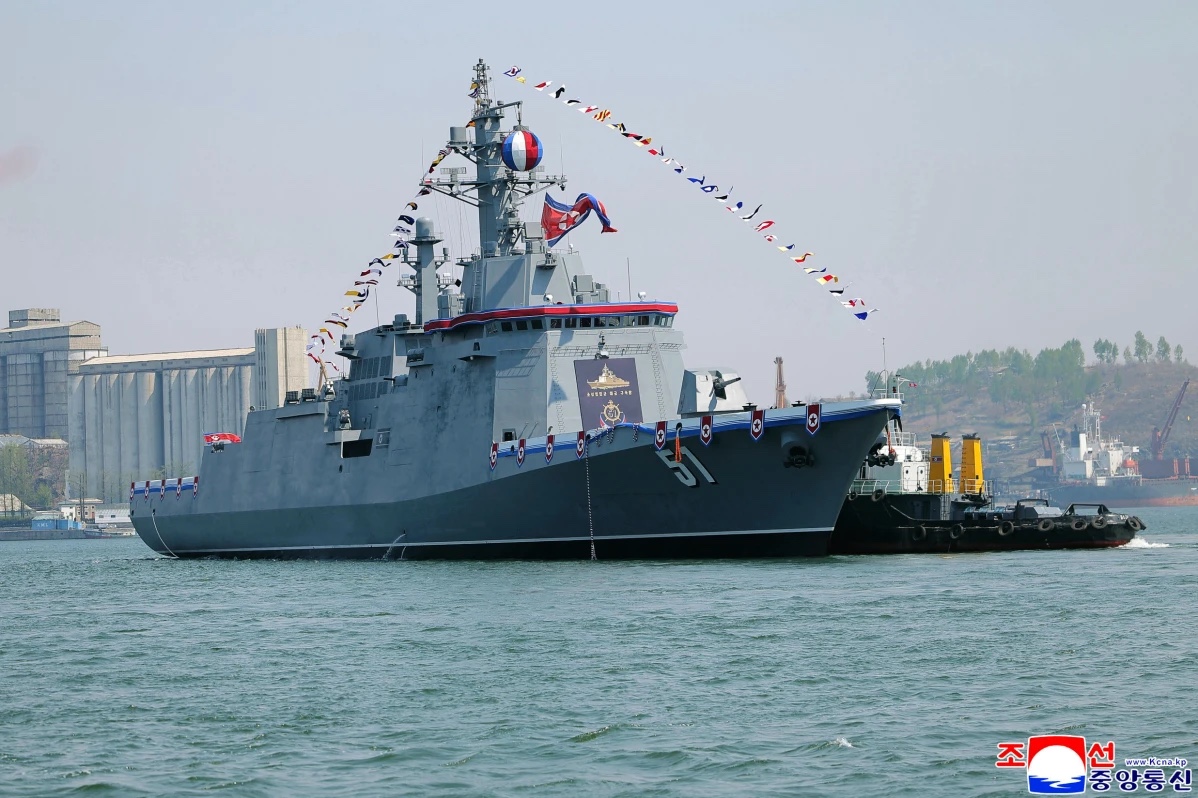 Coreia do Norte apresenta novo navio de guerra com “armas mais poderosas” sob comando de Kim