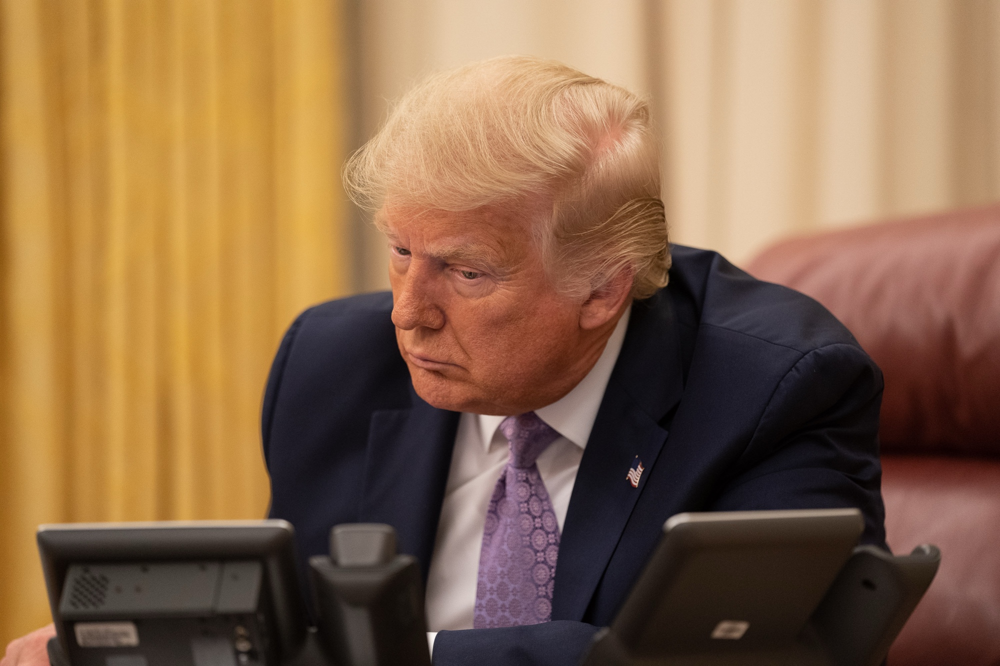 Trump e Putin discutem conflito na Ucrânia em meio a impasse diplomático