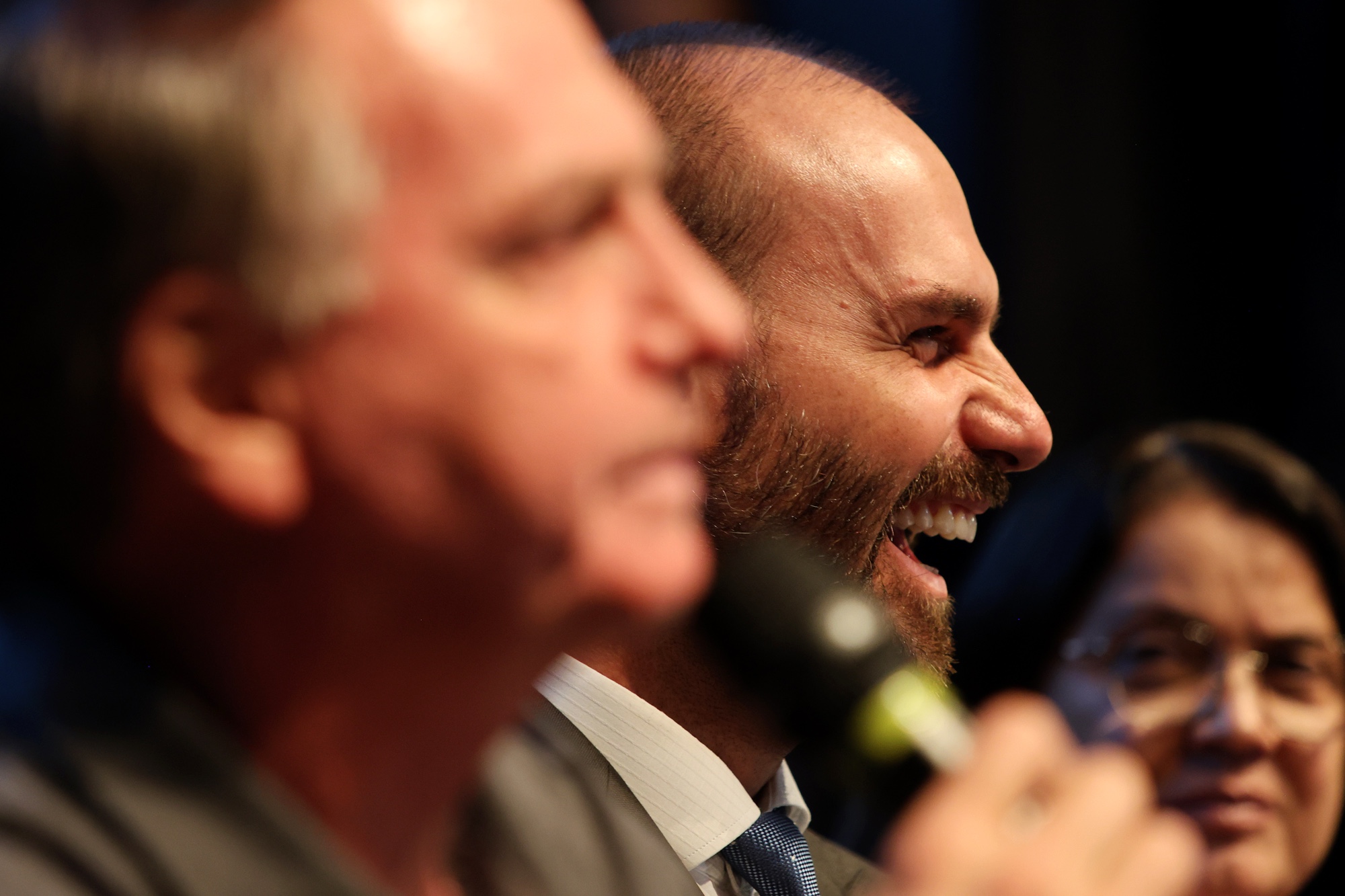 Moraes autoriza investigação e PF vai ouvir Jair e Eduardo Bolsonaro em 10 dias