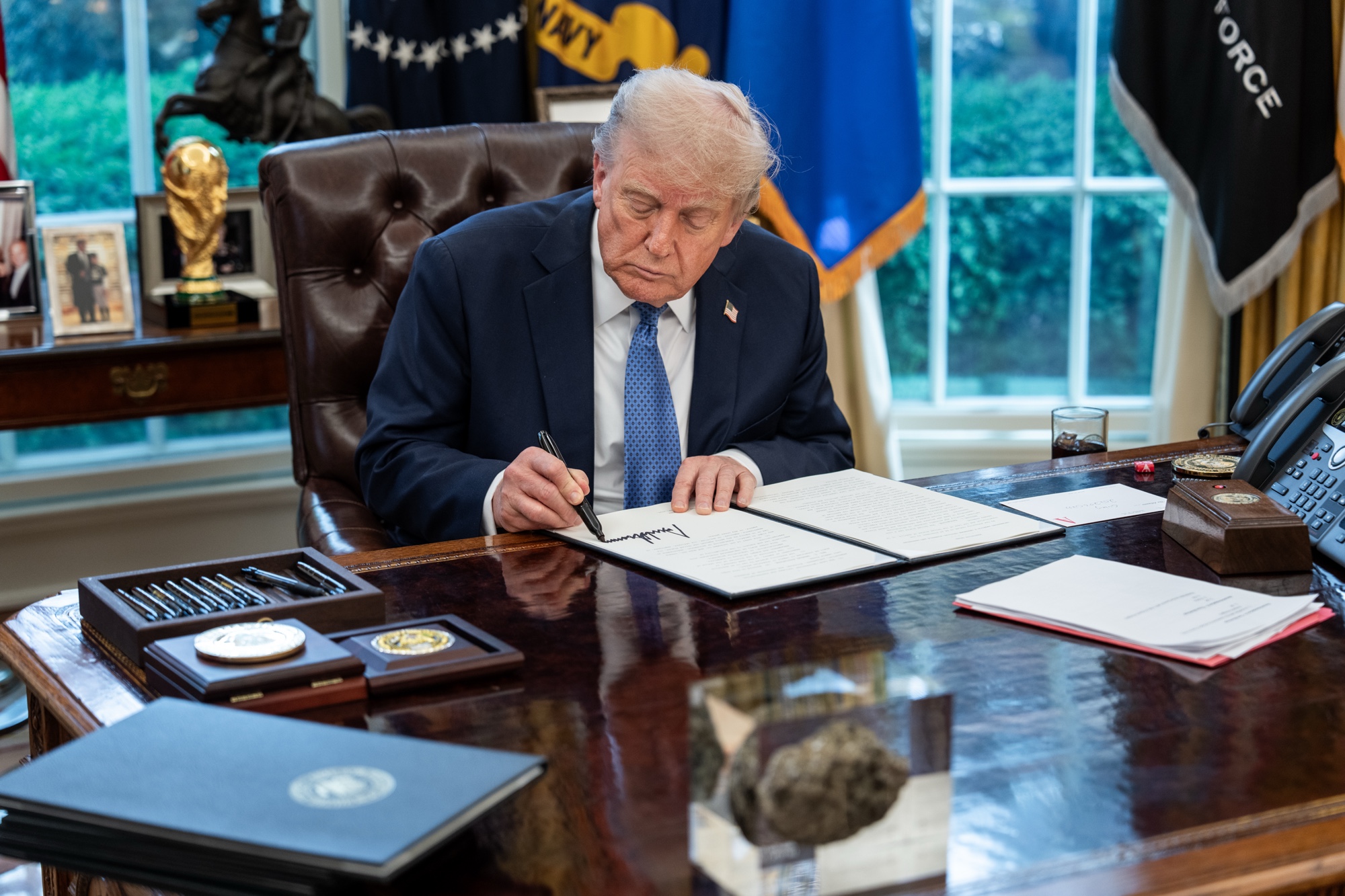 NPR e PBS perdem verba federal após decreto de Trump contra mídia pública dos EUA