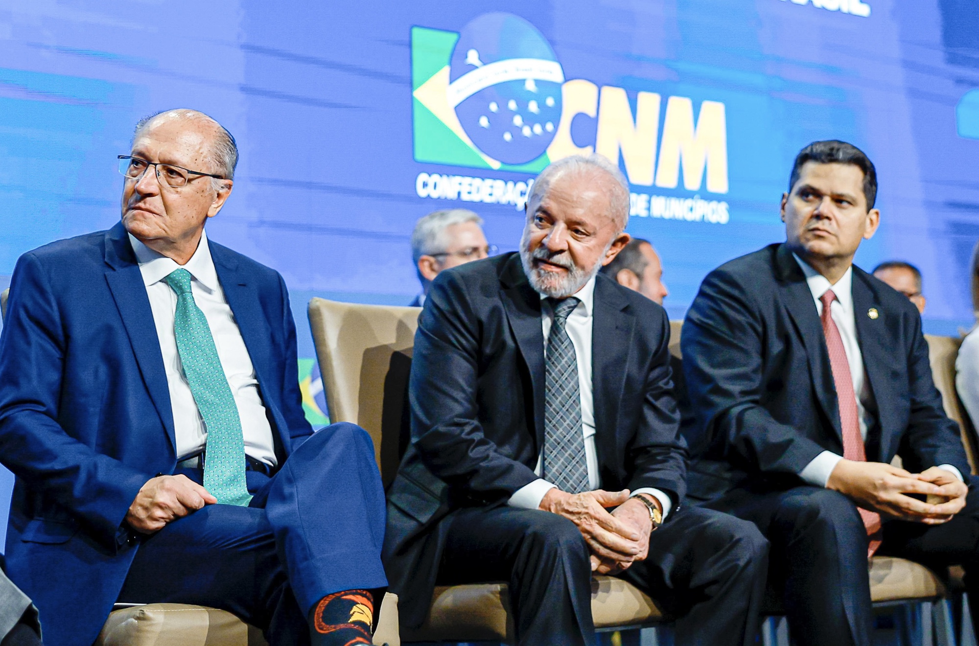 Lula é vaiado por prefeitos em evento nacional e reage com defesa do governo