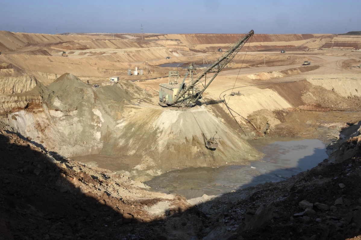 EUA e Ucrânia firmam acordo econômico para exploração de terras raras