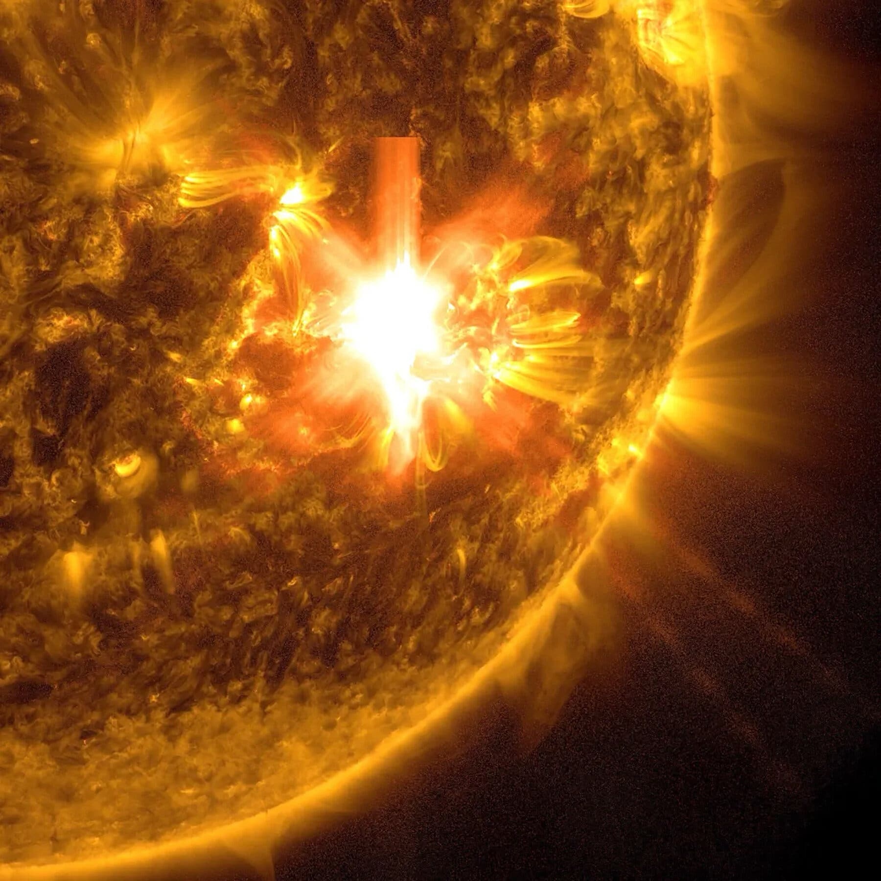 Erupção solar causa apagões globais e ameaça comunicações. Há mais por vir