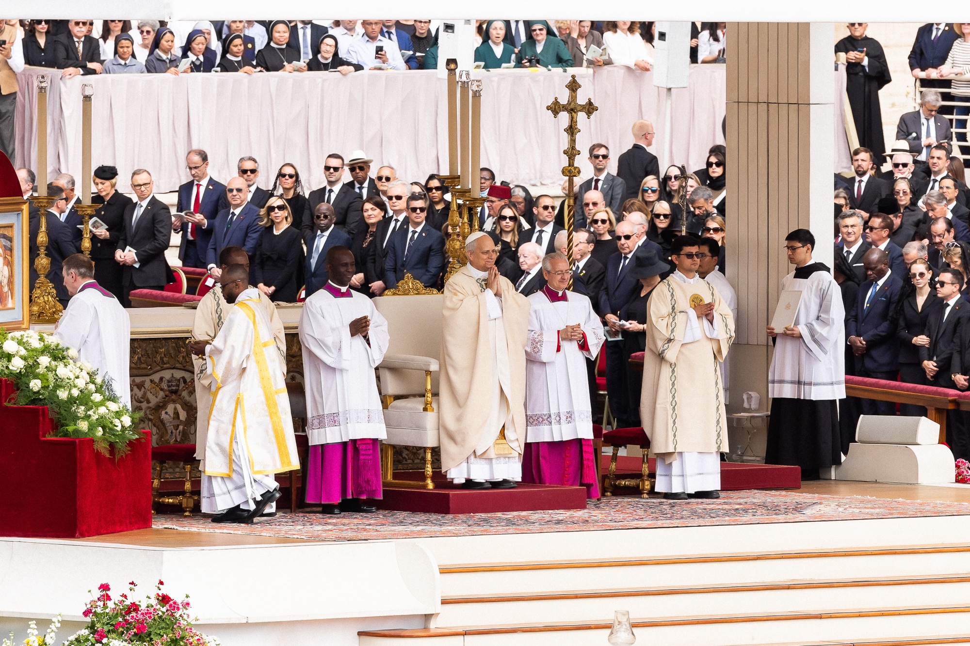 Papa Leão XIV celebra missa inaugural com líderes mundiais na Praça de São Pedro
