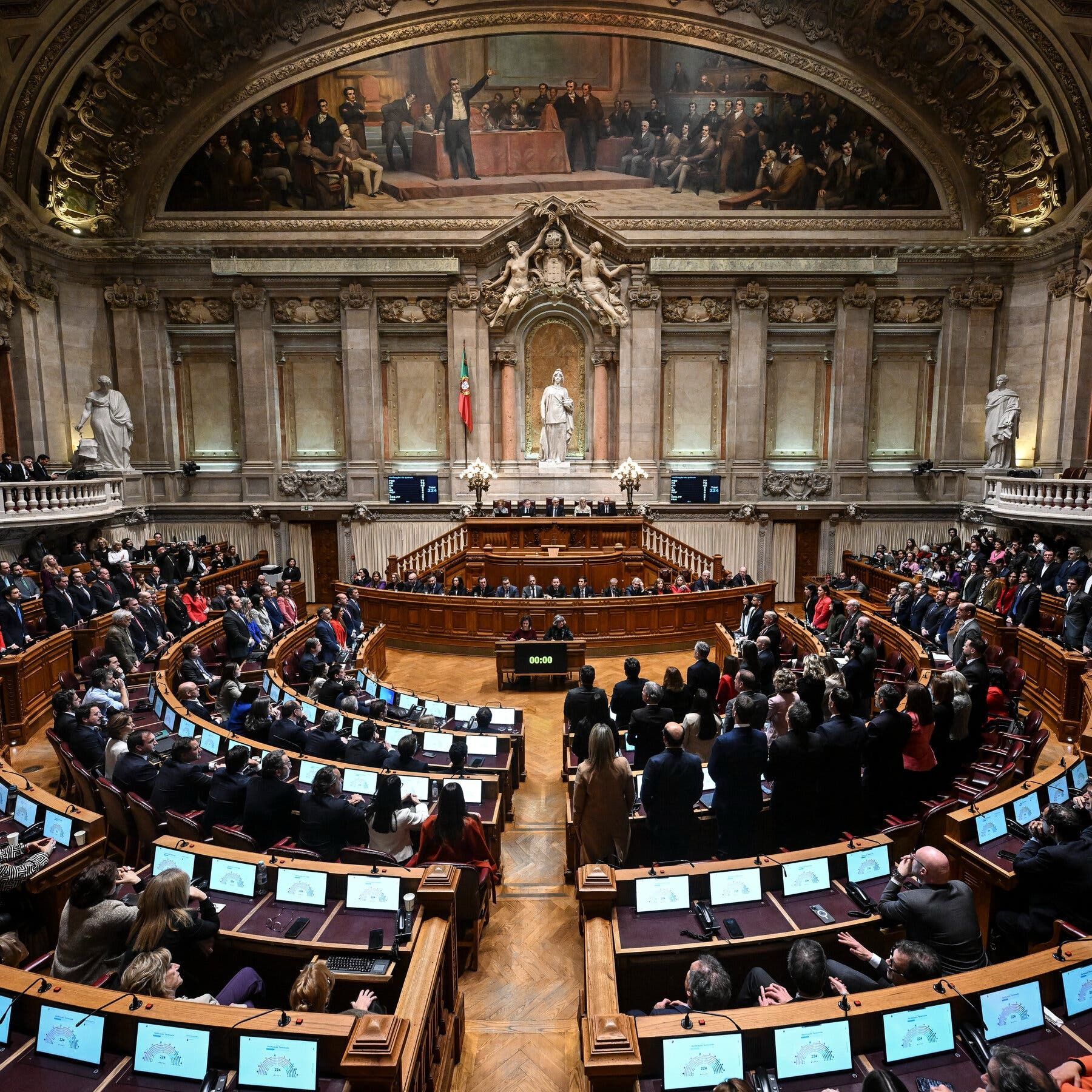 Centro-direita vence eleições em Portugal; ultradireita avança e socialistas recuam