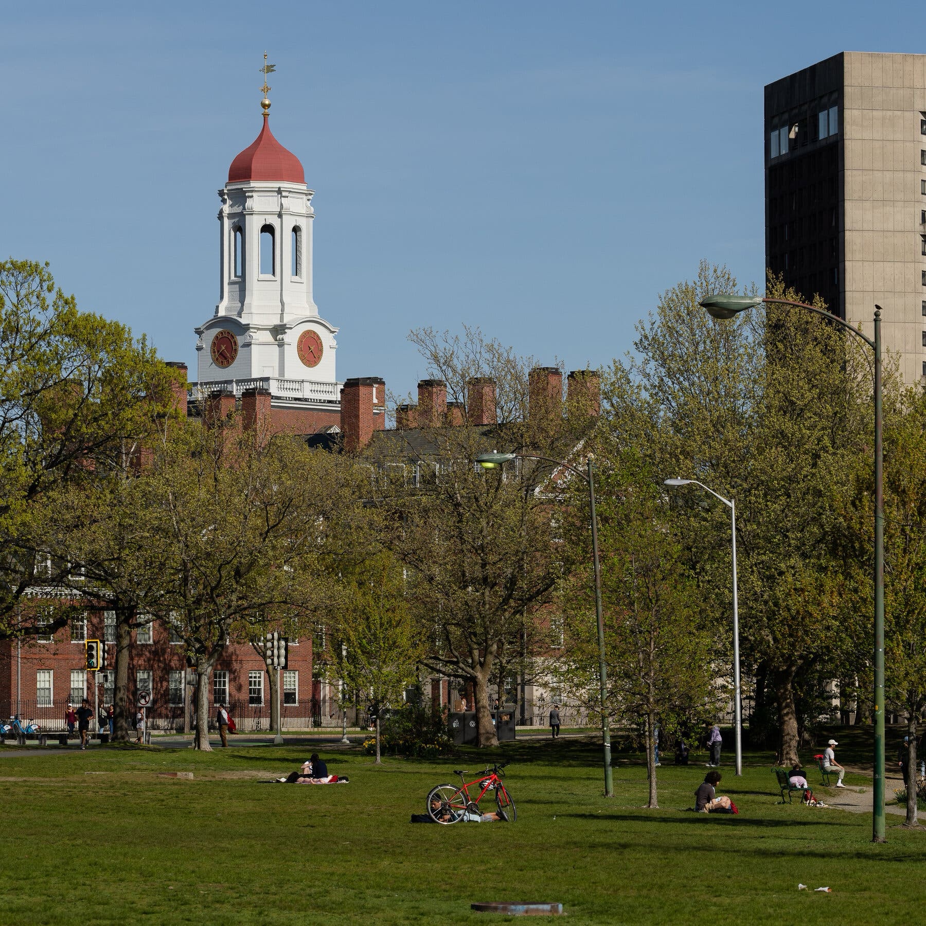 Governo Trump corta verba e impede Harvard de receber estudantes internacionais