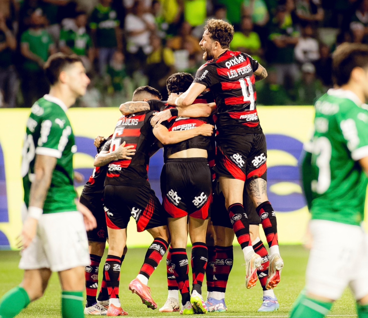 Flamengo cala o Allianz, vence por 2 a 0 e pressiona o Palmeiras na tabela