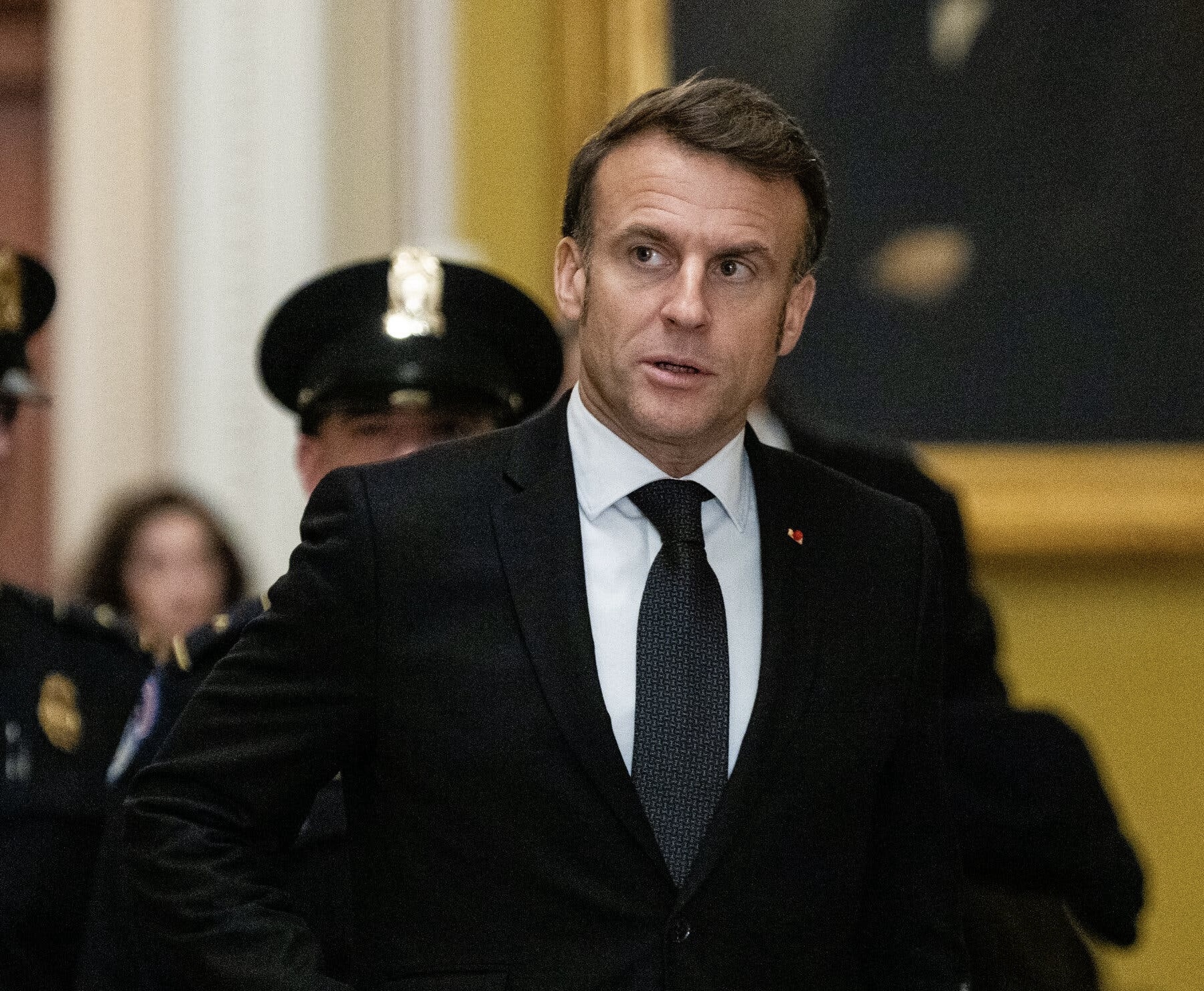 Brigitte empurra Macron em vídeo e governo francês afirma que era apenas descontração