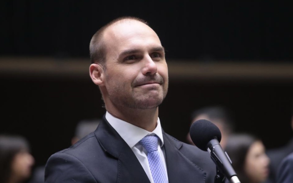 Eduardo Bolsonaro acusa PF de ‘perseguição’ após ser intimado por chamar delegado de “cachorrinha” e “putinha” de Moraes
