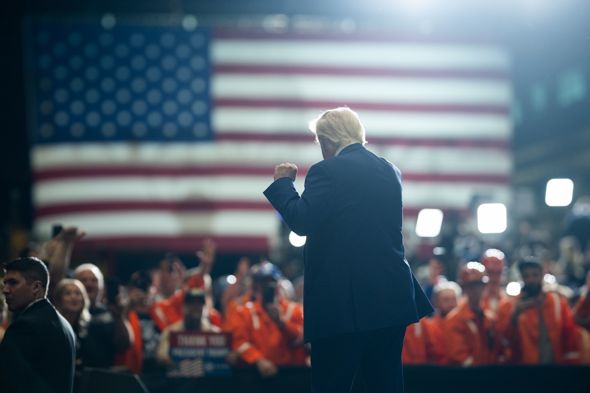 Trump assina ordem que restringe entrada de cidadãos de 19 países nos EUA