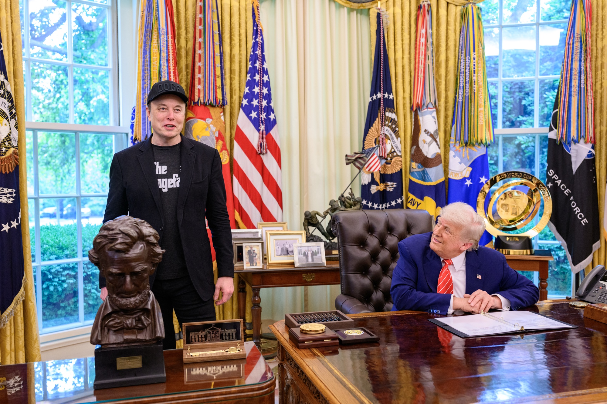 Trump acusa Musk de estar irritado com fim de políticas para carros elétricos