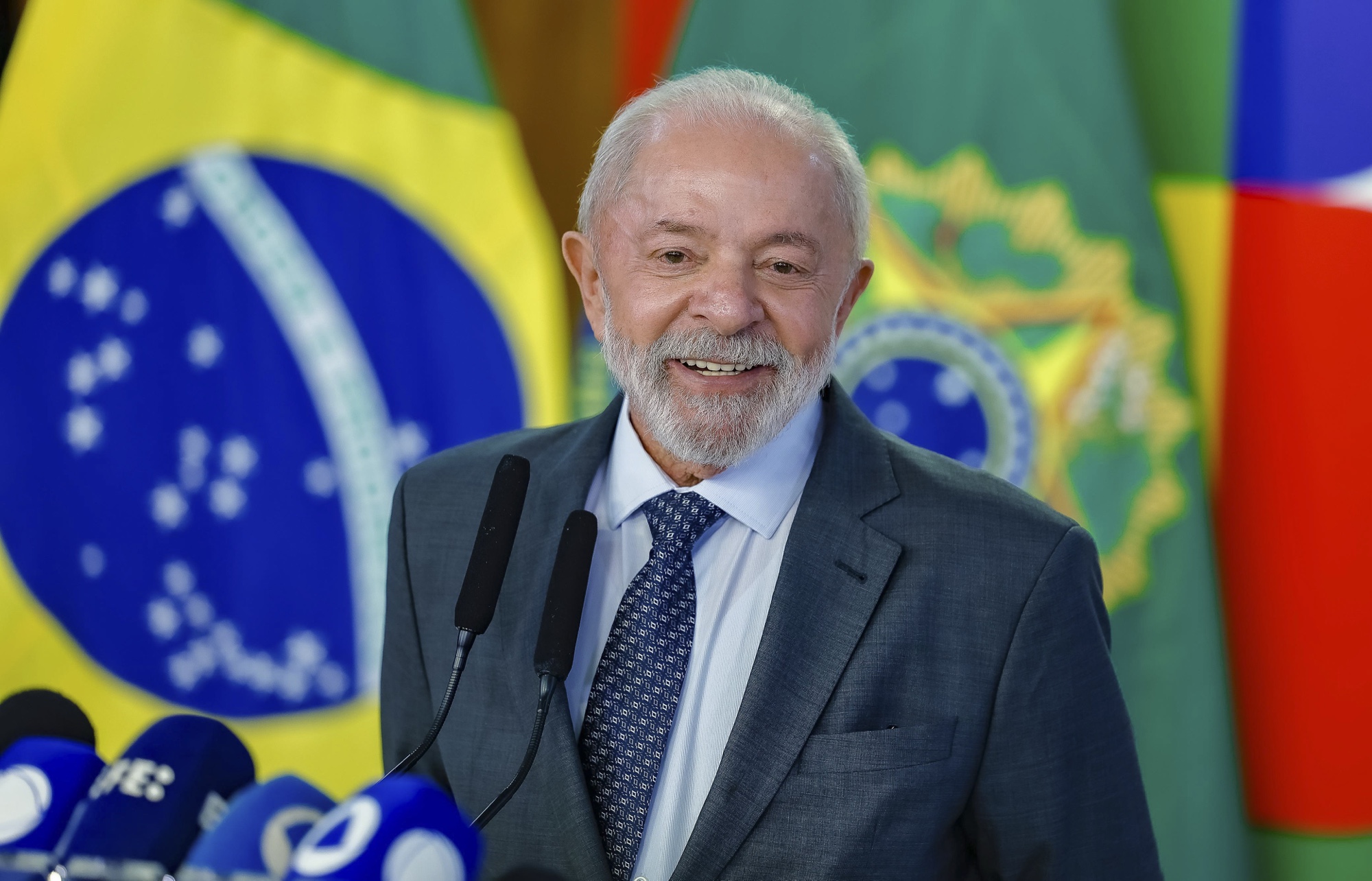 Lula diz que Eduardo Bolsonaro é “lambe-botas de Trump” e que faz ‘terrorismo’ no exterior