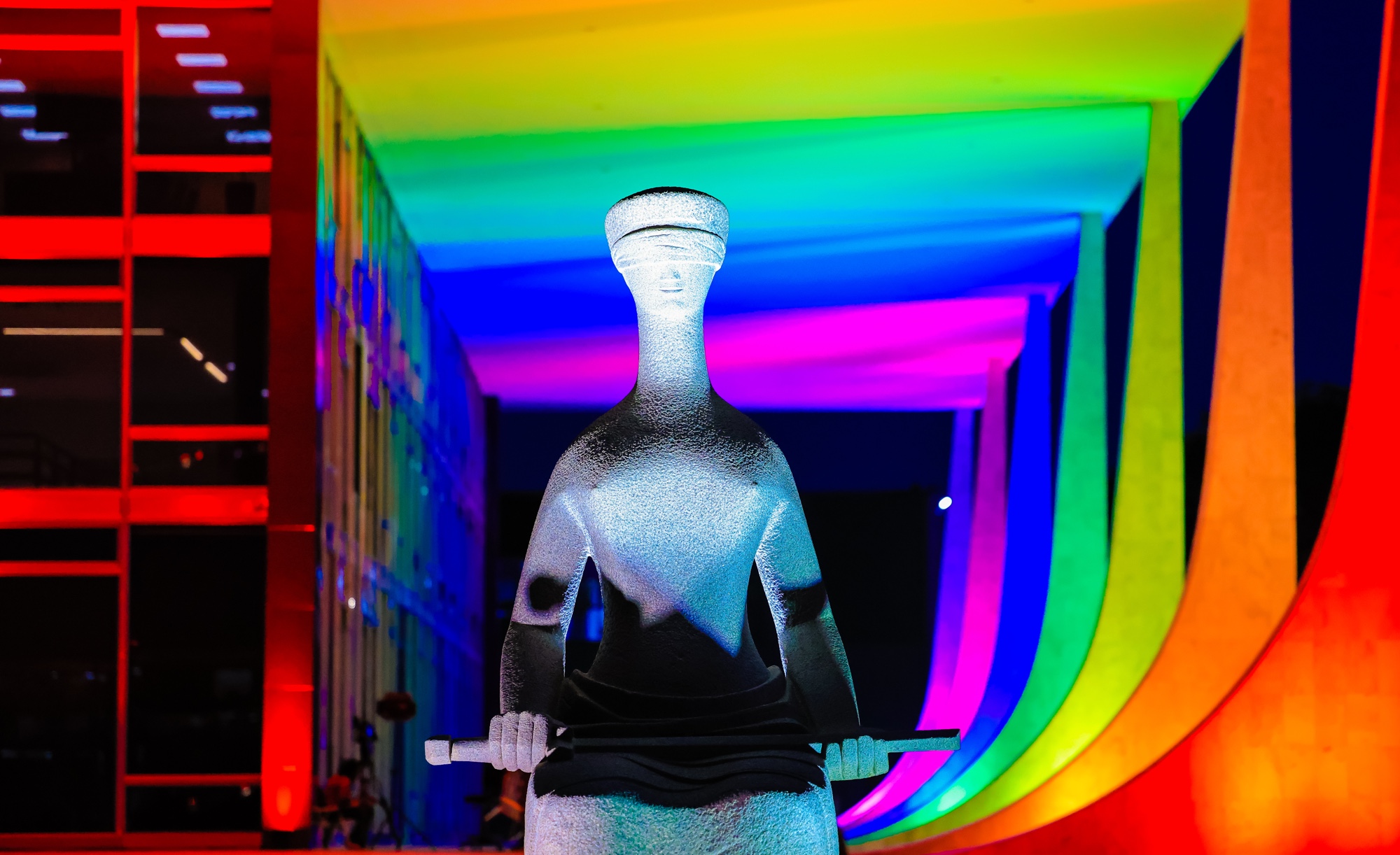 STF ilumina sede com cores LGBTQIAPN+ pelo Mês do Orgulho