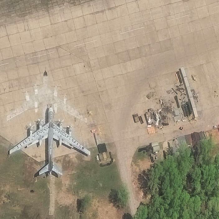 Imagens de satélite mostram danos a bombardeiros russos após ataque da Ucrânia