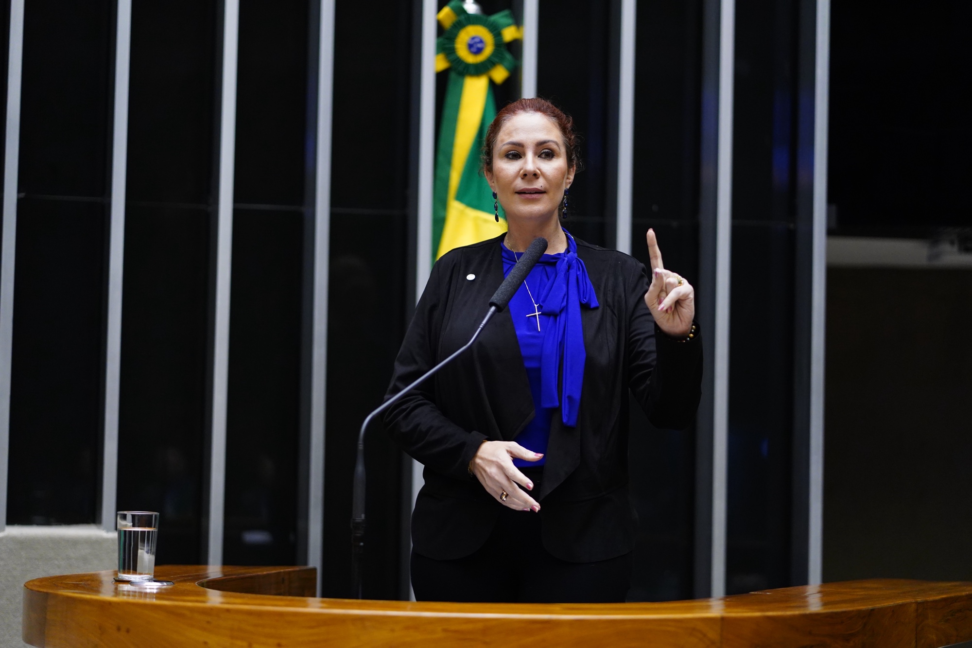 PGR pede prisão de Carla Zambelli após ela deixar o país