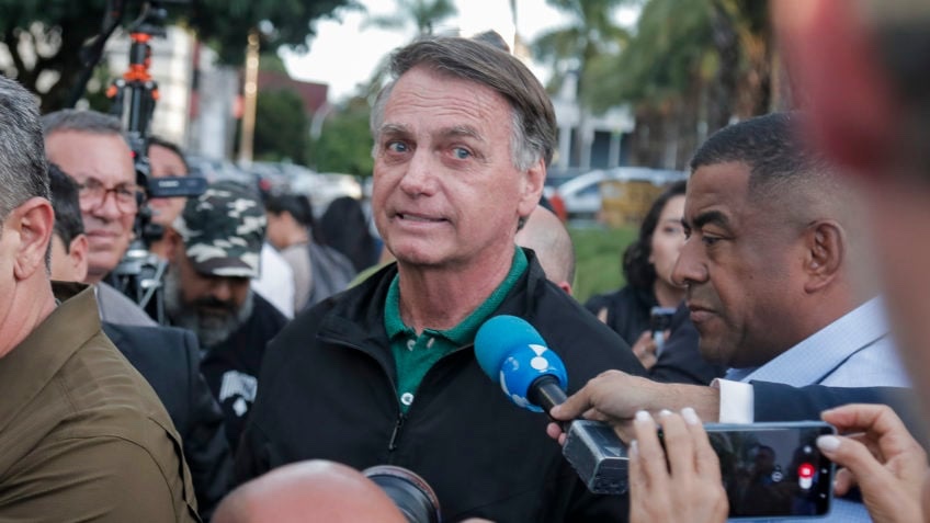Bolsonaro diz ter enviado R$ 2 milhões “legais” para Eduardo nos EUA