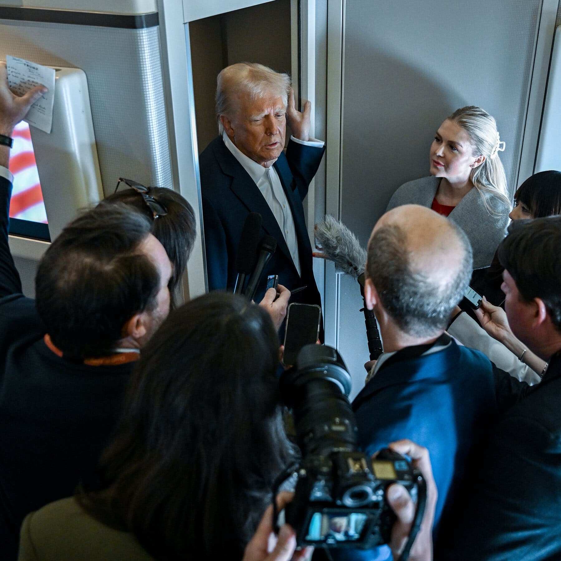 Trump desmente Macron e afirma que “algo muito maior” está em andamento