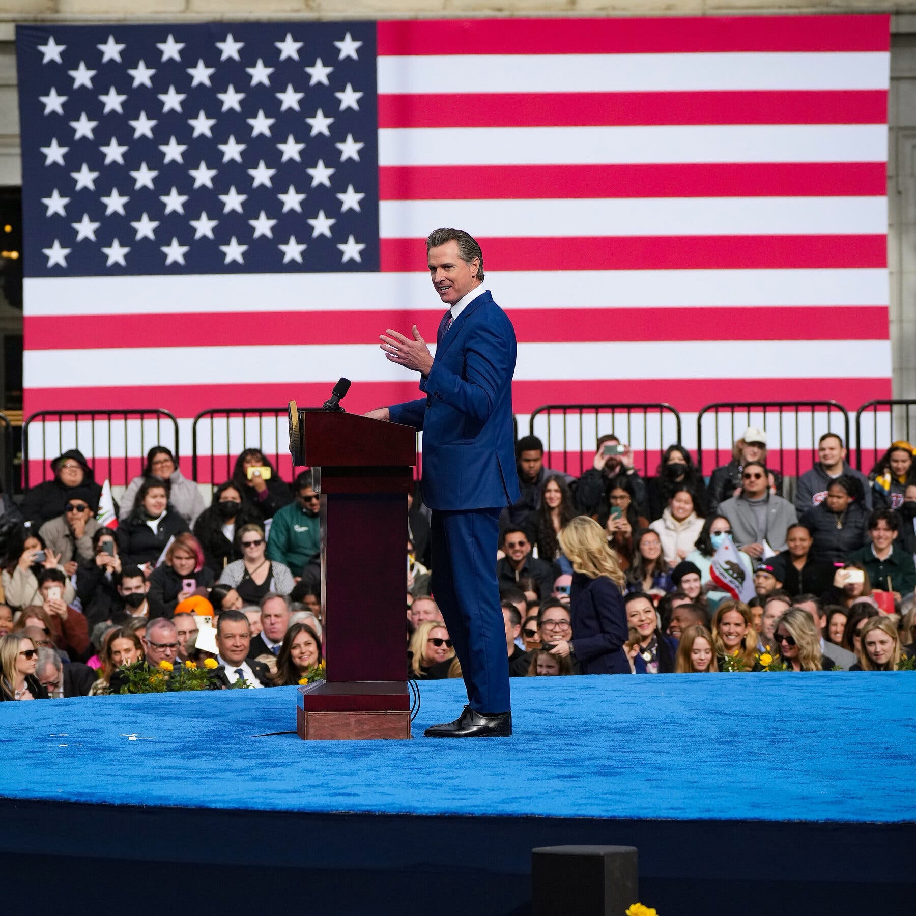 Governador da Califórnia processa Fox News em US$ 787 mi por difamação