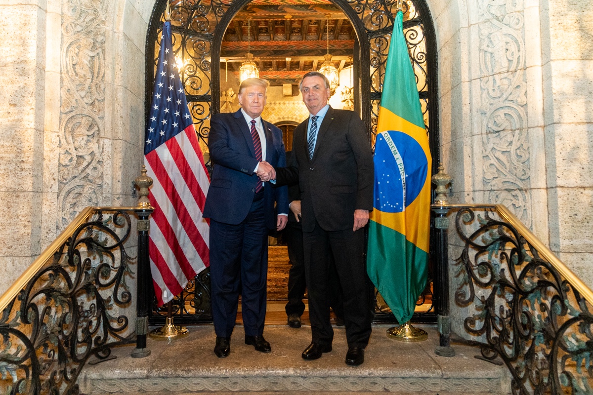 Trump diz que acompanhará de perto “caça às bruxas” contra Bolsonaro