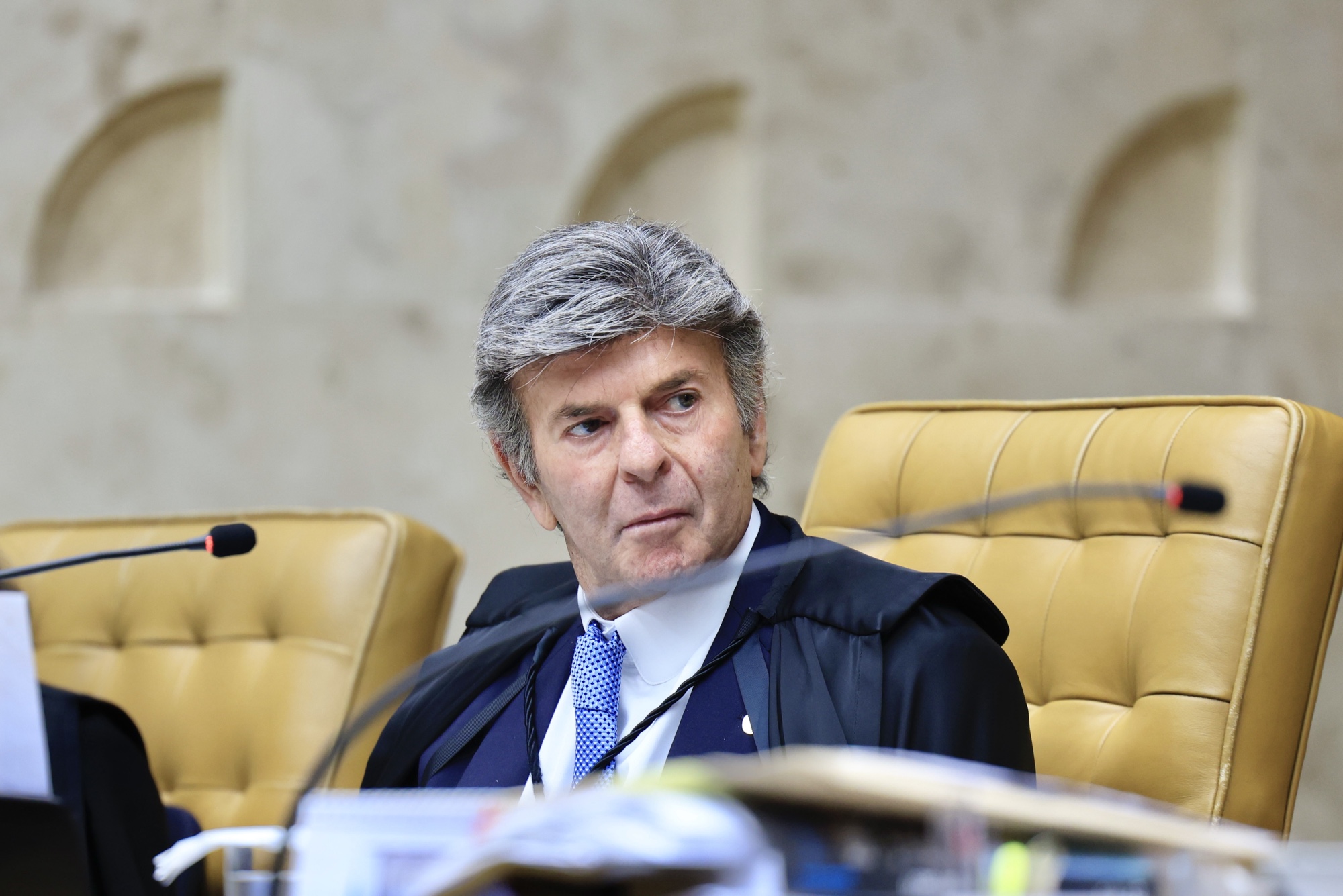 Fux diverge de Moraes e diz não ver risco de fuga de Bolsonaro