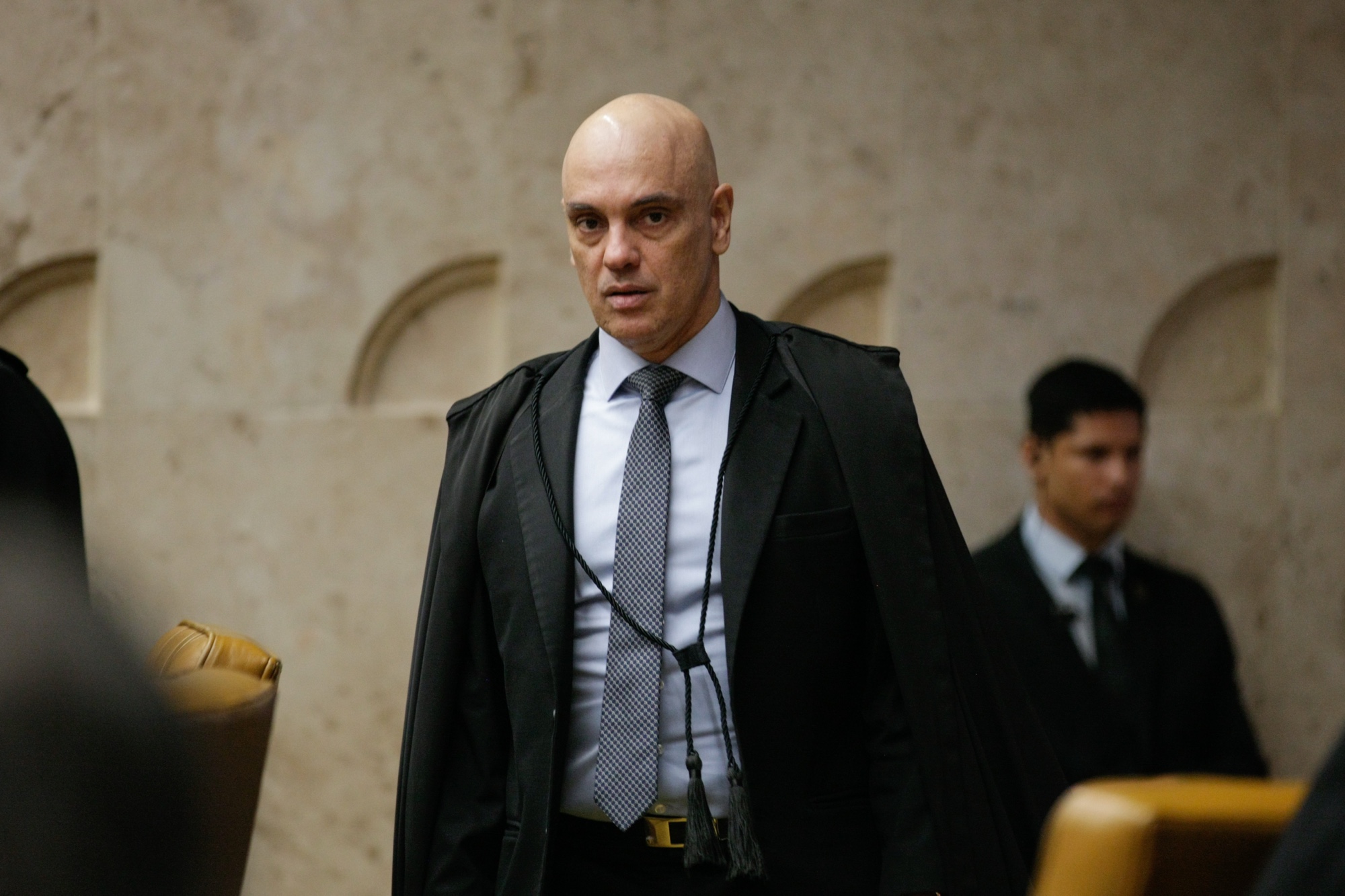 Moraes suspende aumento do IOF e marca reunião entre Planalto e Congresso