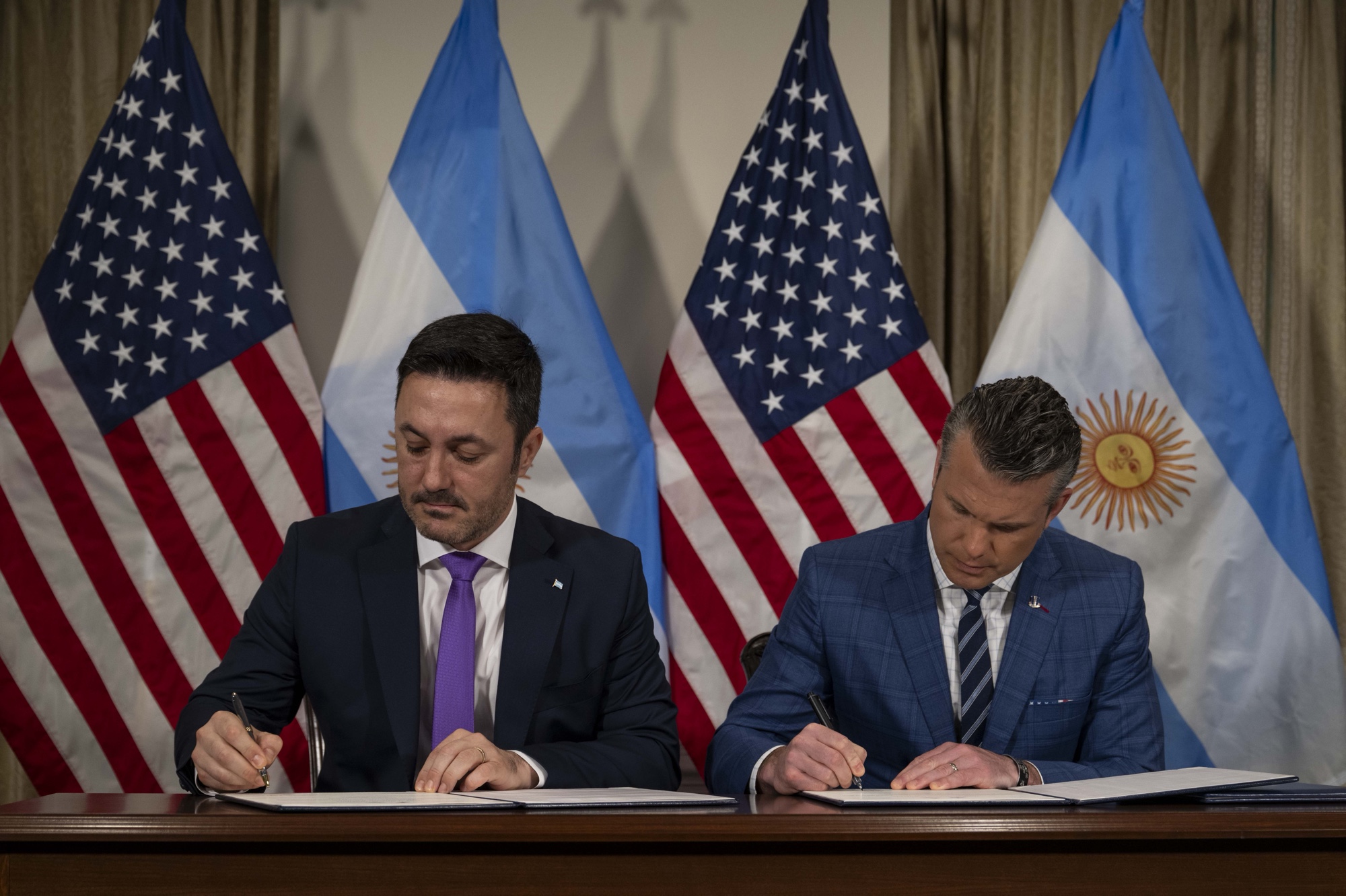 Argentina e EUA firmam acordo militar para modernizar Exército argentino