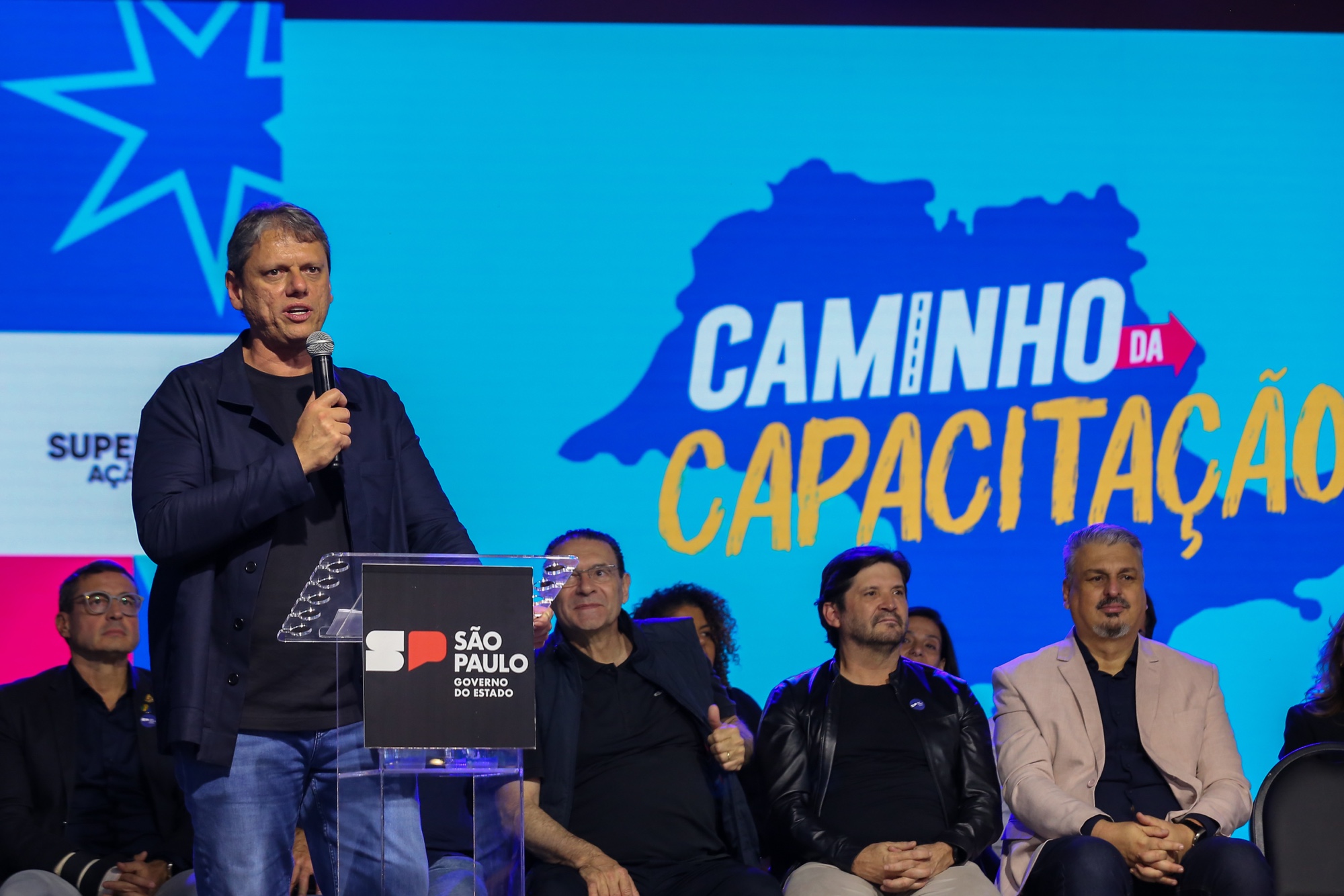 Eduardo Bolsonaro chama postura de Tarcísio de “subserviência servil às elites”