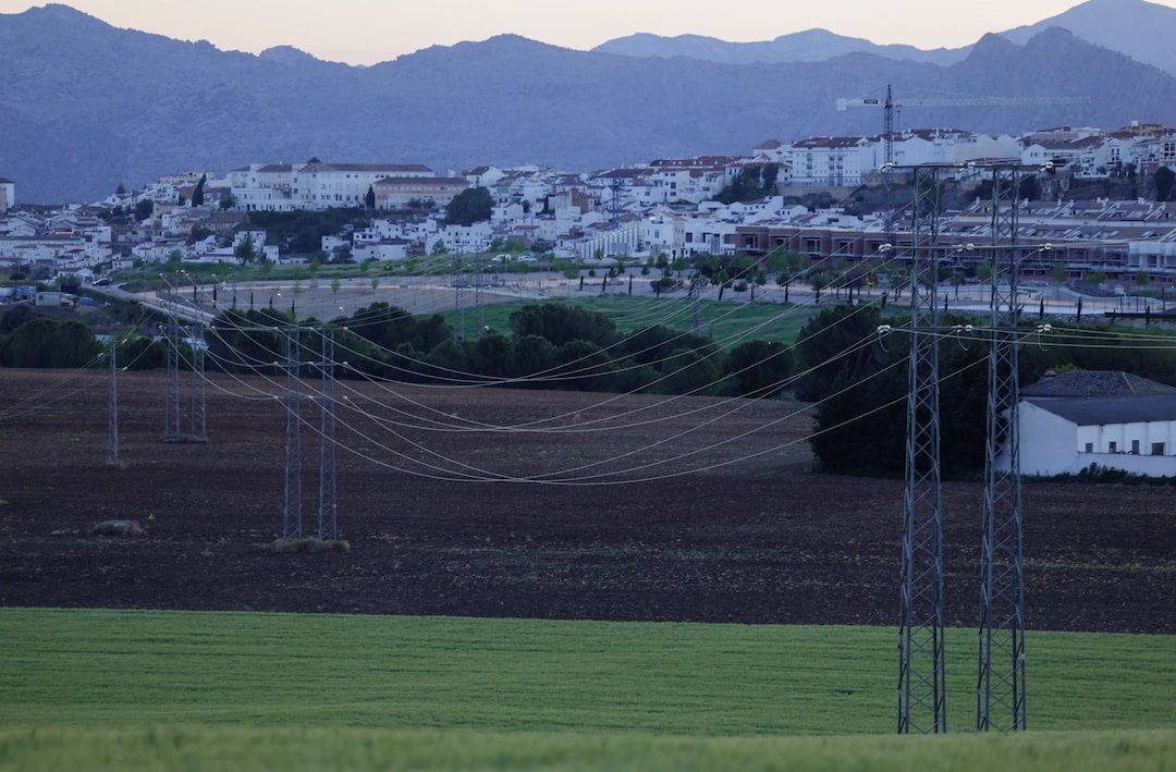 Apagão em Portugal e Espanha foi causado por aumento inédito de tensão em cascata
