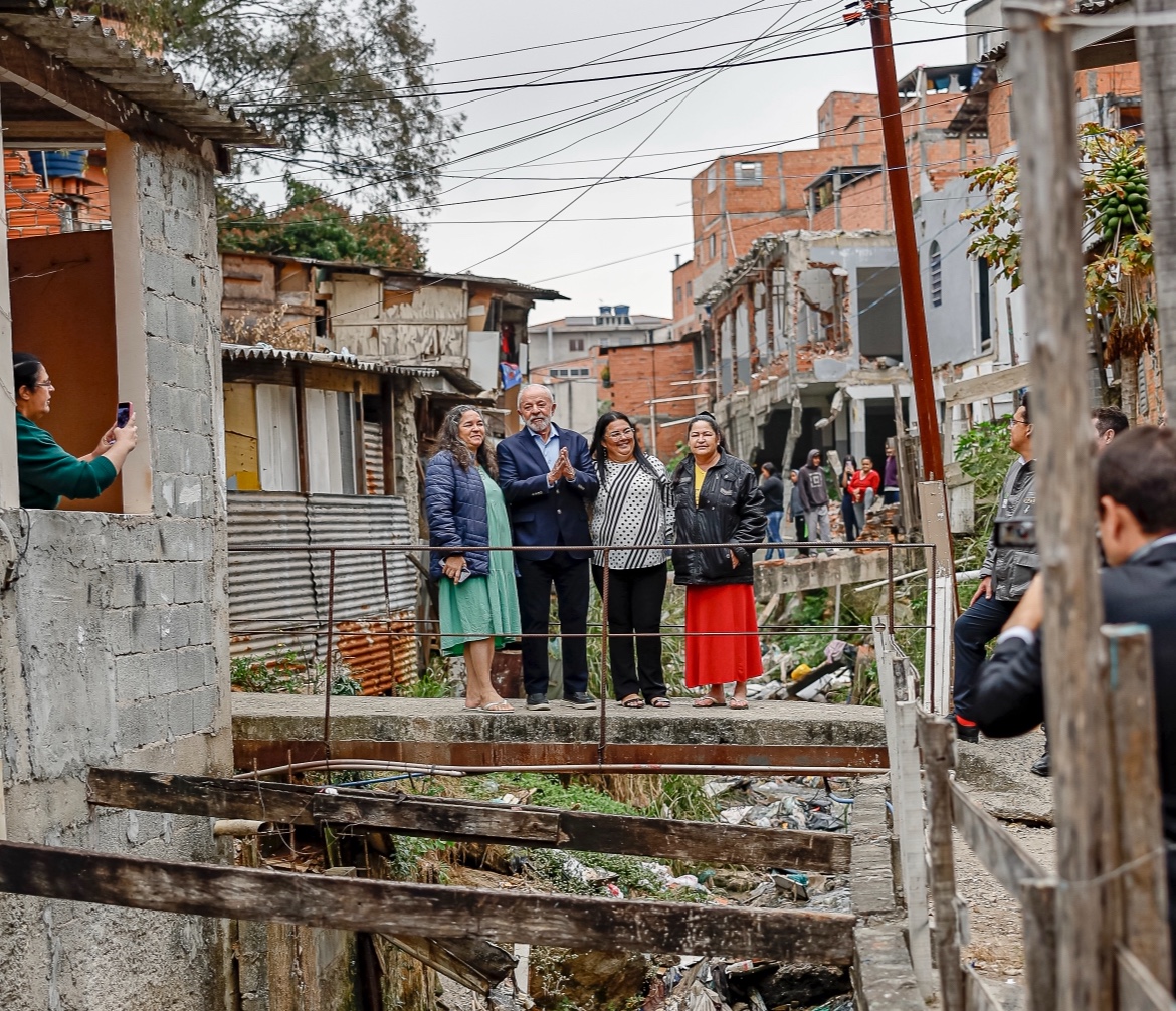 Lula visita favela e anuncia investimento de R$ 4,67 bilhões em bairros pobres