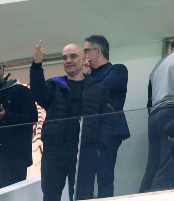 Moraes vai à Neo Química Arena e mostra dedo do meio a vaiadores
