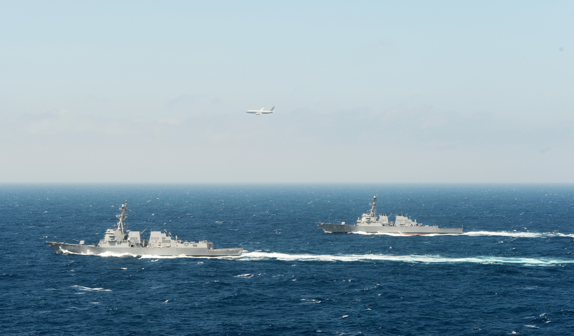 EUA enviam aviões espiões, navios e submarino nuclear à América Latina