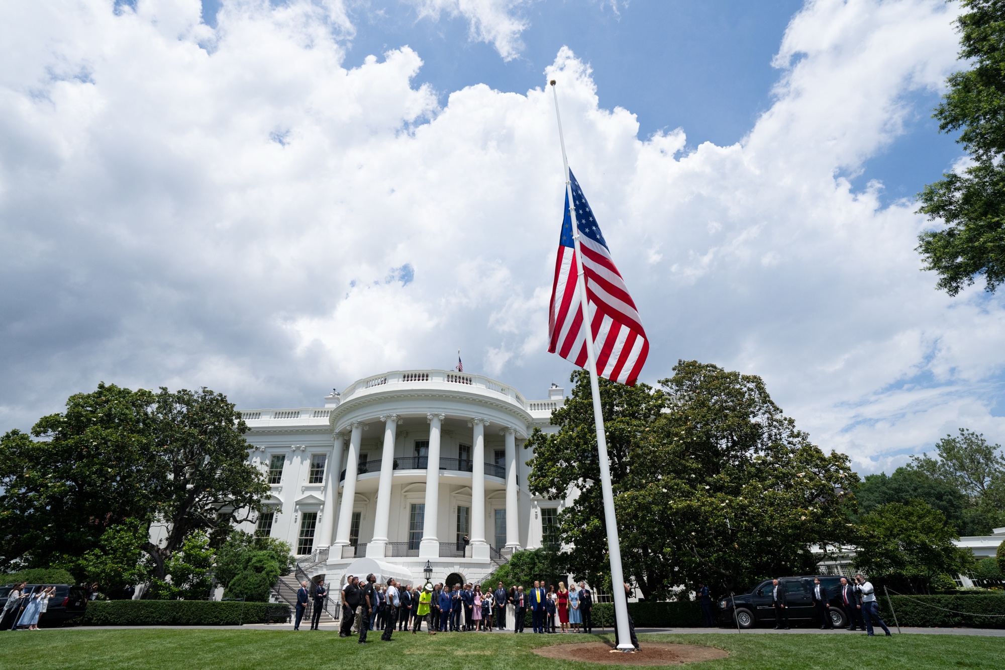 Governo Trump processará quem queimar bandeira dos EUA