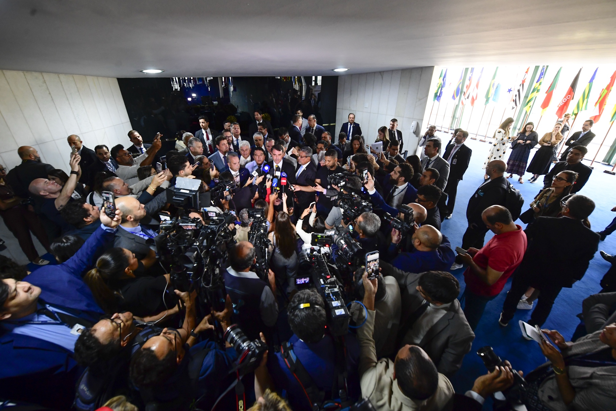 Oposição protocola pedido de impeachment contra Moraes no Senado