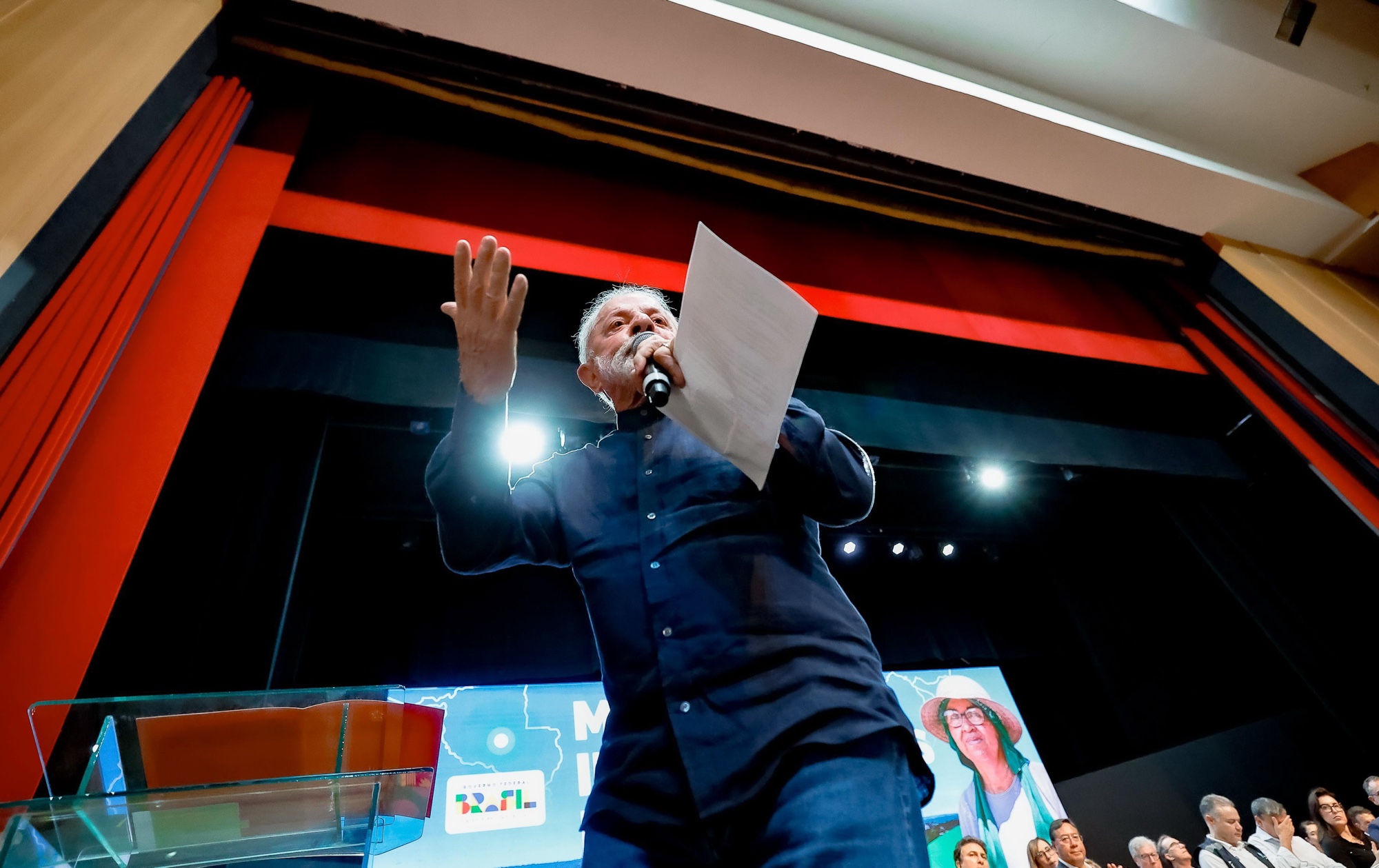 Lula enviará ao Congresso projeto para regulamentar redes sociais para menores