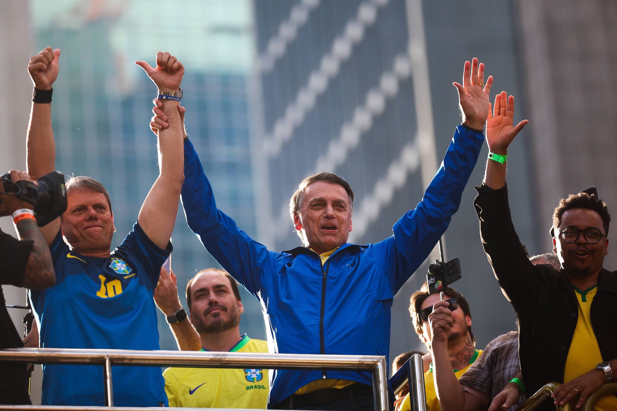 Tarcísio classifica prisão de Bolsonaro como “absurdo” e critica decisão judicial