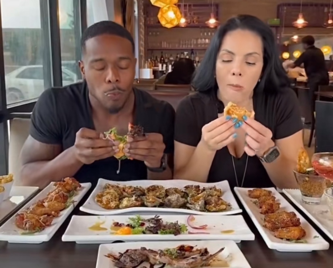 SUV invade lanchonete em Houston e atinge casal durante gravação de vídeo