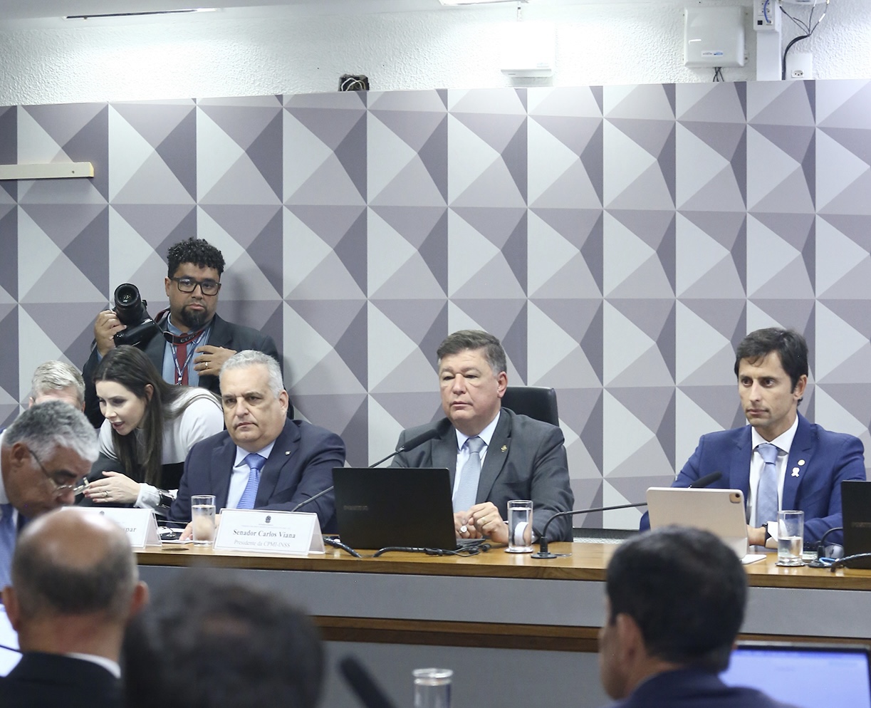 Oposição derrota governo e assume presidência e relatoria da CPI do INSS