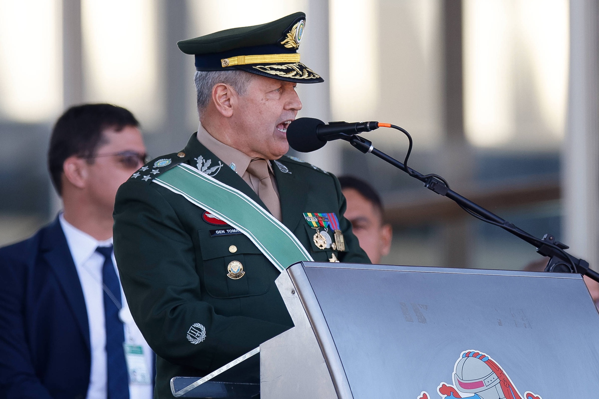 General do Exército afirma que “minha espada não tem partido”
